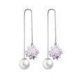 Dettaglio orecchini pendenti in argento S925 con fiori di cristallo e perle bianche - Argento 925 / Bianco