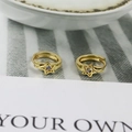 Elegant gold star-shaped stud earrings with a central sparkling crystal for women - 925 Silver / Gold