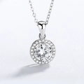 Dettaglio della collana in argento S925 con pendente rotondo brillante in zircone cubico - Pendente Halo Rotondo + Catena a O / 40+5cm