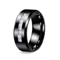 Detailopname van 8mm zwarte geborstelde titanium stalen ring met ingelegde vierkante zirkonia - US 7 / Zwart