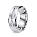 Detailweergave van een 8mm brede titanium stalen ring met negen ingelegde zirkonia's - US 7 / Zilver
