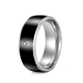 Détail d'une bague 8mm en acier inoxydable pour homme avec bande noire et zircon inséré - US 7 / Noir