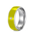 Détail de la bague en acier de 8mm avec finition émail jaune et un cristal central brillant - US 7 / Jaune