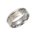 Nahaufnahme eines leuchtenden Rings mit grünem Blattmuster auf silbernem Edelstahlband - Silber Blumenleuchtstil