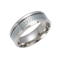 Detailansicht des silberfarbenen breiten Rings mit geometrischem Netzwerkmuster - Silberner Breiter Geometrischer Gitterstil
