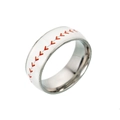 Dettaglio dell'anello stile baseball con superficie bianca e cuciture rosse su acciaio - US 6 / Stile Baseball