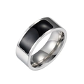 Detail eines intelligenten NFC-Rings mit breitem Band und silber-schwarzer Emaillierung - US 7 / Silber + Halbschwarzes Öl