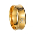 Makroaufnahme vom 8mm breiten Edelstahlring in Gold mit Fußballmuster und Bürstenfinish - US 7 / Gold