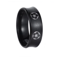 Detailansicht eines schwarzen matten Titanrings mit silbernen Fußballmustern auf breitem Band - US 7 / Schwarz