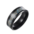 Detalle macro de anillo de acero negro con incrustación azul y patrón de dragón dorado - US 7 / Dragón dorado luminoso