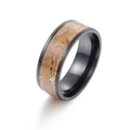 Detailansicht eines 8mm schwarzen Rings mit Goldfolie und Holzmaserung-Inlay - US 6 / Schwarz