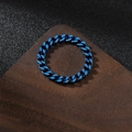 Primo piano di un anello a catena cubana blu in acciaio inossidabile lucido su legno - US 5 / Blu