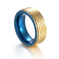 Anello bicolore in acciaio al titanio blu e oro con finitura martellata per uomo e donna - US 8 / Blu Oro Bicolore