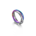 Dettaglio di anelli in acciaio inossidabile intrecciati con finitura argento e sfumatura arcobaleno - US 5 / Colorato