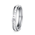 Vista macro de anillo de plata con circonitas de corte cuadrado y acabado pulido - US 6 / Fila Única Plata