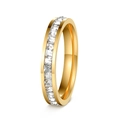 Primer plano de anillo eternity dorado con circonitas de corte cuadrado engastadas - US 6 / Fila Única Dorado