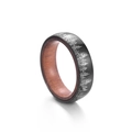 Detailansicht eines schwarzen Rings mit gelasertem Waldmuster und Echtholz-Innenseite - US 5 / 6mm Damenmodell