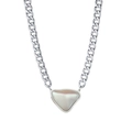 Collana a catena d'argento con ciondolo di perla iridescente su sfondo bianco - Color Acciaio