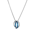 Detail van in elkaar grijpende zilveren en blauwe Mobius ringen aan een roestvrijstalen ketting - Zilver & Blauw