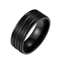 Dettaglio macro dell'anello da uomo nero in titanio con finitura spazzolata e scanalature - US 6 / Nero
