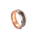 Detailansicht des roségold-schwarzen Titanrings mit rosa nordischen Runensymbolen - Roségold