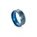 Dettaglio anello in acciaio blu e nero con incisione rossa corsiva I love you - US 6 / Blu