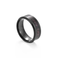 Dettaglio dell'anello in acciaio al titanio nero con scritta rossa I love you - US 6 / Nero
