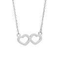 Detail van de in elkaar grijpende zilveren dubbele hartvormige hanger aan een ketting - Zilver