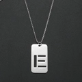 Collier avec pendentif rectangulaire argenté et lettre E découpée sur fond gris foncé - E (Pendentif Unique)
