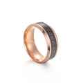 Gros plan sur bague en acier or rose avec bande émail noir et texte I Love You gravé - Or rose