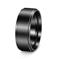 Vue macro d'une bague homme 8mm en acier titane noir avec finition brossée et bords polis - US 7 / 8MM Noir