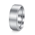 Détail d'une bague en acier titane brossé 8mm avec bords polis en escalier pour homme - US 7 / 8MM Argent