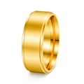 Gros plan d'une bague pour homme en titane doré 8mm avec finition brossée et polie - US 7 / 8mm Or