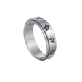 Détail macro d'une bague en acier brossé avec motifs de tortues de mer noires gravées - US 6 / 6MM Tortue