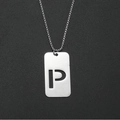 Collier minimaliste argenté avec pendentif rectangulaire et lettre P ajourée - P (Pendentif Unique)