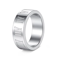 Anillo de acero de titanio plateado pulido con números romanos grabados y diseño plano - US 7 / 8MM Plateado