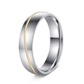Détail macro de bague 6mm en acier titane bicolore avec ligne diagonale dorée élégante - US 6 / Argent Avec Mailles Dorées