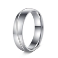 Bague en acier titane poli avec une rainure décorative centrale sur fond blanc - US 6 / Tout Argent
