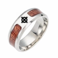 Dettaglio dell'anello a croce celtica con inserto in legno rosso e finitura in acciaio - Stile Croce Celtica (G-Croce Celtica)