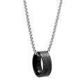Ketting met zwarte ringhanger met vishaakgravure aan zilveren parelketting - Zwart