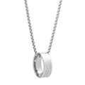 Detail van een zilveren box-ketting met een ringvormige hanger en gegraveerd vishaakpatroon - Zilver