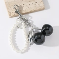 Portachiavi creativo con ciliegie nere, perle e dettagli in foglia d'argento su bianco - Argento (Ciliegia Nera Perla Artificiale)