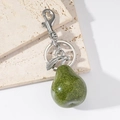 Portachiavi a forma di pera in resina verde scuro glitterata su base di pietra - Argento