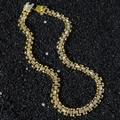 Collana hip-hop da uomo placcata oro con cristalli su sfondo di pietra nera ruvida - Oro / Collana (50 cm)
