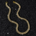 Collana a catena Cuban link 9mm dorata con diamanti lucidi su sfondo in pietra nera - 45 cm / Oro