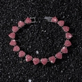 Elegante pulsera de corazón con cristales rosas y base plateada sobre fondo de piedra - 8.5inch / Plateado