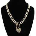 Collana a catena dorata con ciondolo a cuore in strass e corona decorativa in variante - Oro