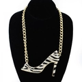 Collana a catena dorata con vistoso ciondolo a tacco a spillo zebrato e brillanti strass - Stile Motivo Zebra (Figura 2)