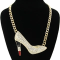 Collana a catena dorata con pendente a forma di scarpa con tacco glitterato e rossetto - Stile Tacco Rossetto (Figura 1)