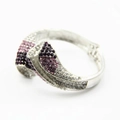 Dettaglio del bracciale in lega argento con strass rosa e viola incastonati a mano - Viola